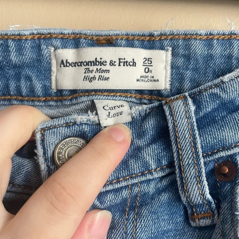 Abercrombie and Fitch The Mom High Rise Jeans Size 0R medium wash